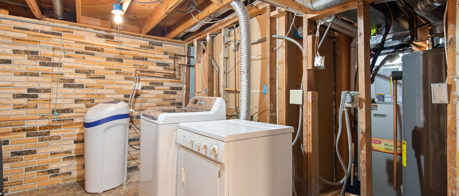 Warmwasserspeicher und Haustechnik in einem Kellerraum eines Wohnhauses